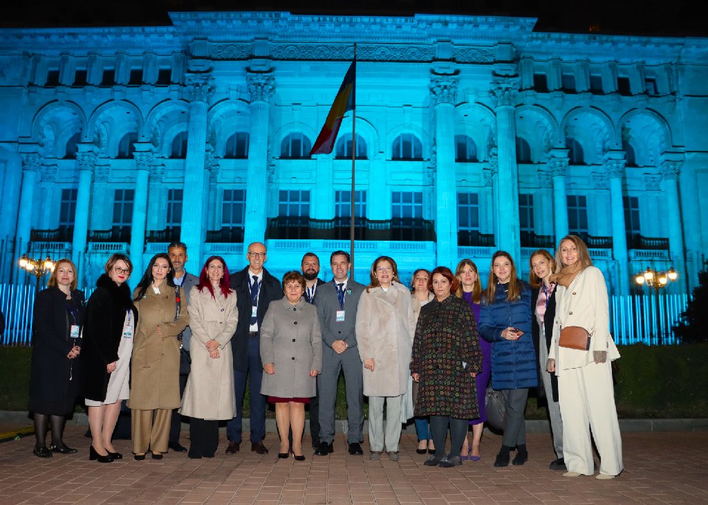 Iluminare in turcoaz - 17.11.2023 - personalitati prezente in fata Palatului Parlamentului
